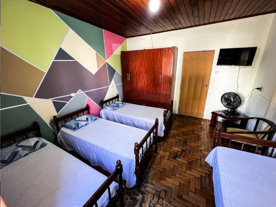 Pátio externo com mesa e cadeiras