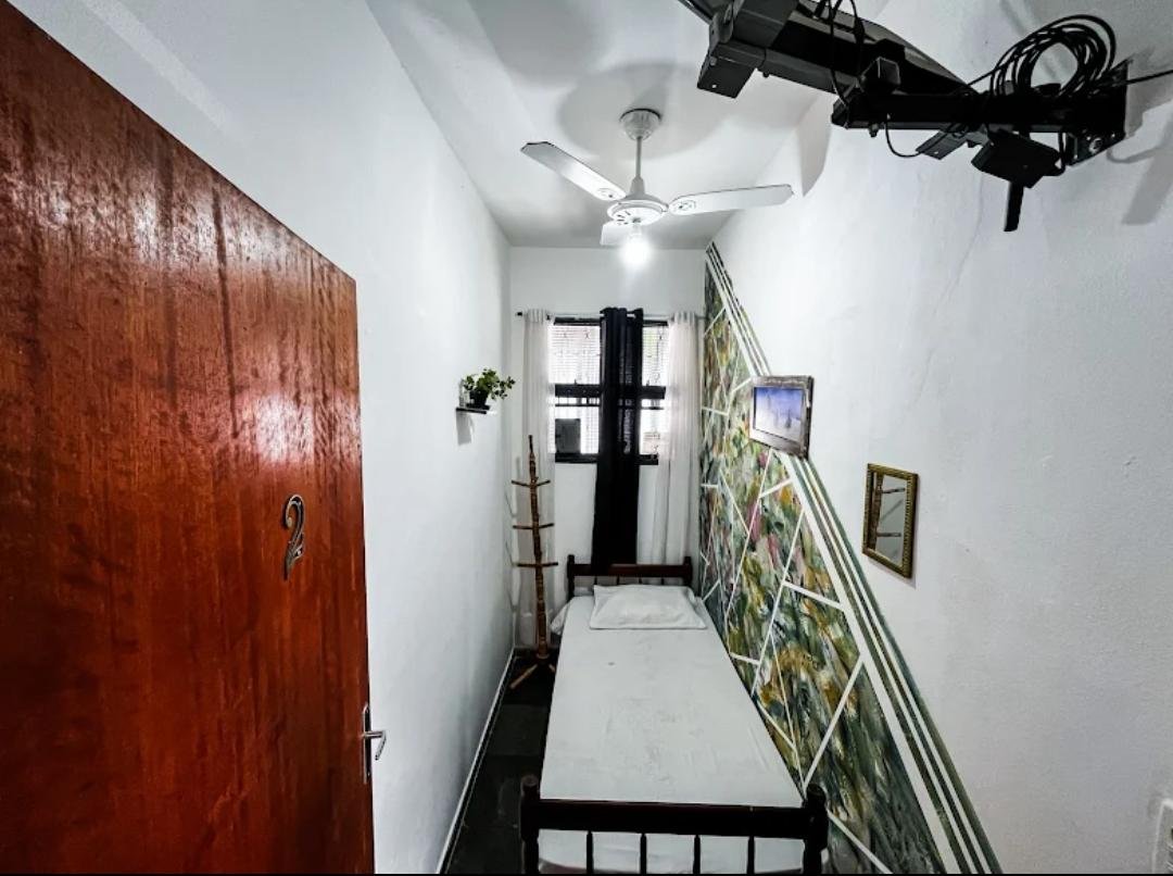Quarto triplo com três camas de solteiro