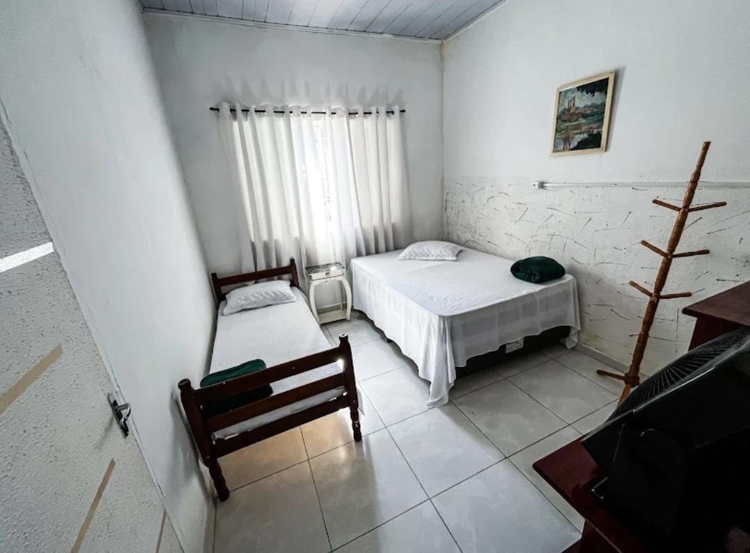 Quarto individual com cama de solteiro