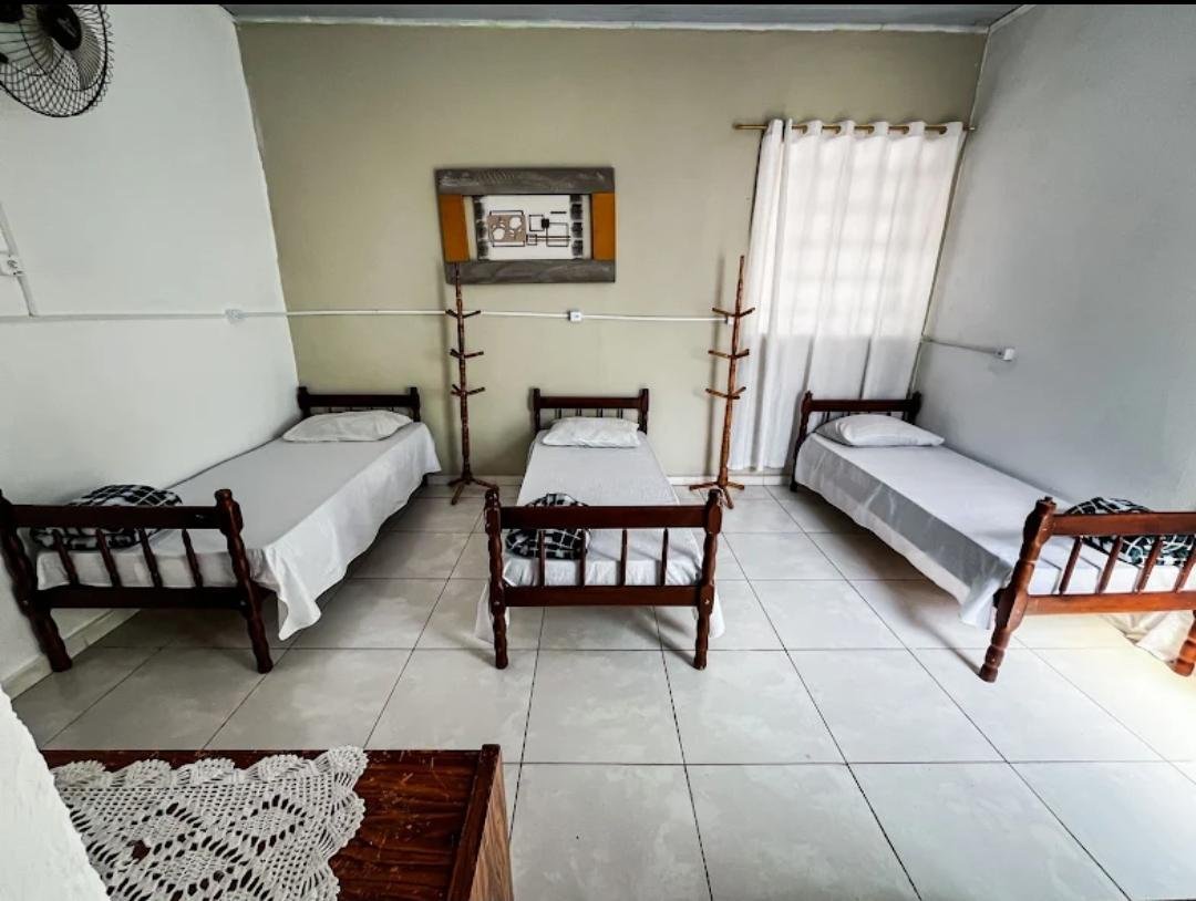 Quarto de casal com decoração clara